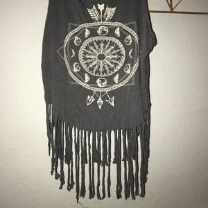 BARELY WORN KALI REVE TEE😻😻